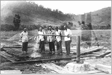 Sở Y tế tỉnh Phú Khánh (nay là Khánh Hòa và Phú Yên) và Đoàn Địa chất thủy văn 703 tham quan khai thác tại nguồn nước khoáng Đảnh Thạnh năm 1978